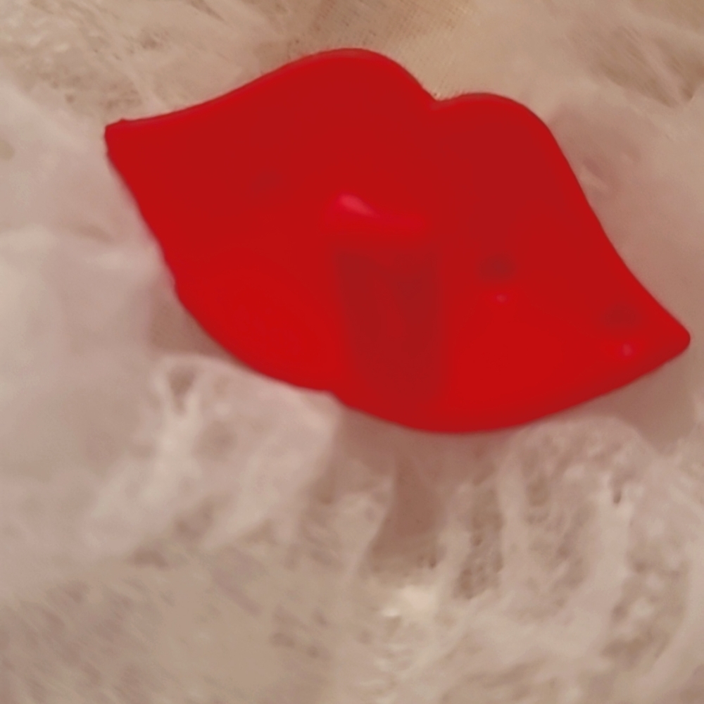 Red Lip Buttons (5 LEFT) FREE IF BUNDLE WITH ANOTHER ITEM - Picture 5 of 7